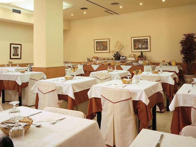 ホテル グローリエス バルセロナ レストラン 写真